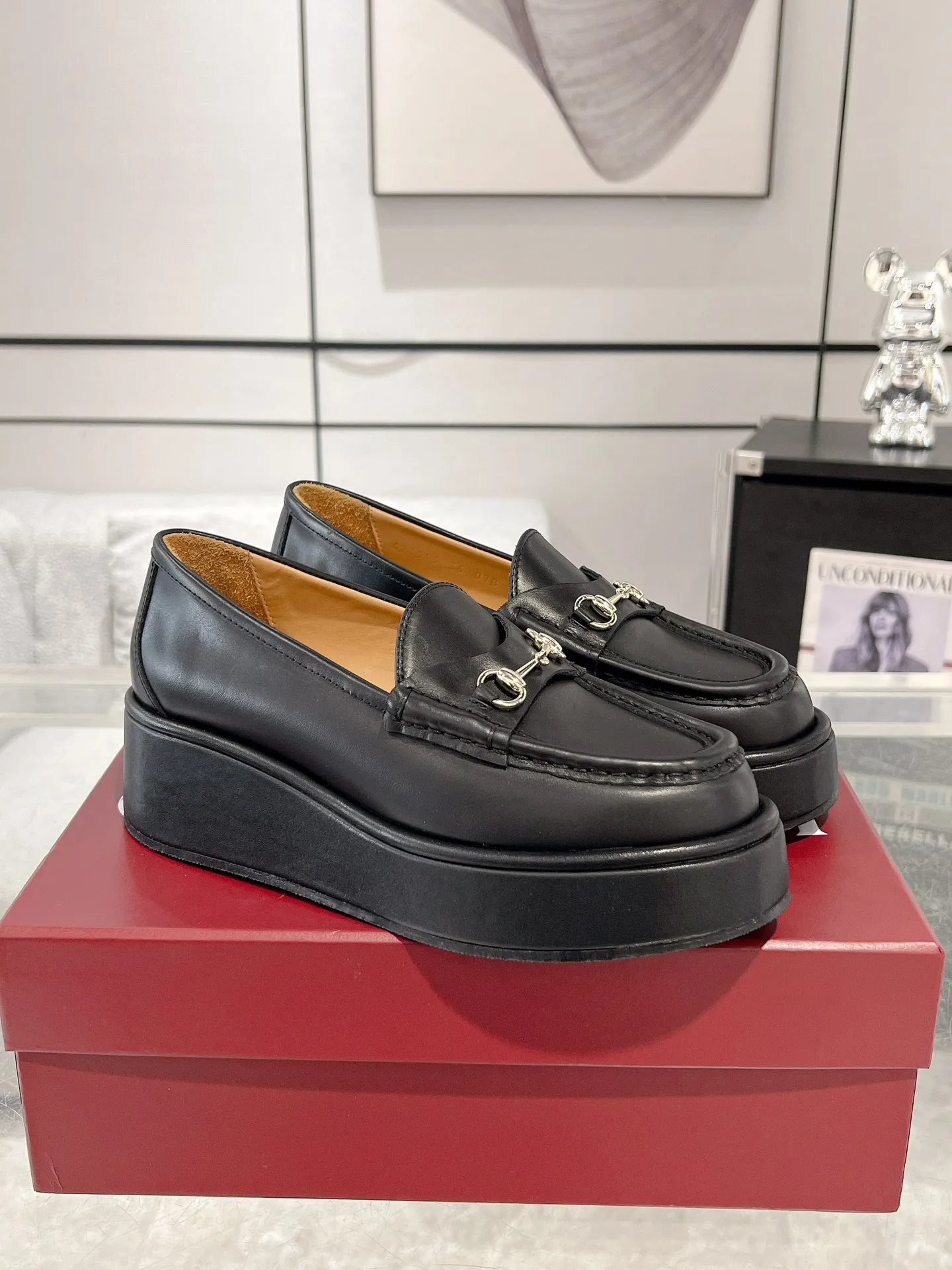 👟👟Ex-factory price 640👟👟 Leather surface 💰Gucci’s latest women’s horsebit wedge loafers ❗️❗️ Original purchase, development and production. The brand’s classic elements inject timeless style into this exquisite horsebit loafer. Glossy leather is paired with light gold-tone hardware. Wedge detailing adds a personal touch to a classic style. Original customized cowhide. Original customized soft sheepskin lining. Original molded leather with rubber outsole. Bottom thickness: 2.5CM in the front and 5cm in the back. Number of yards: 35-41 (custom-made 40 and 41 are non-refundable)